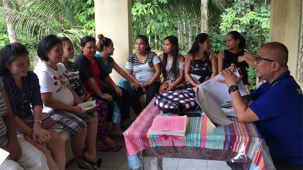 Ablin talks with pregnant women Ablin talks with pregnant women